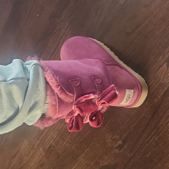 UGGS bows - Picture 8 of 8